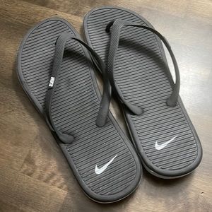 Nike flip flops, barely used